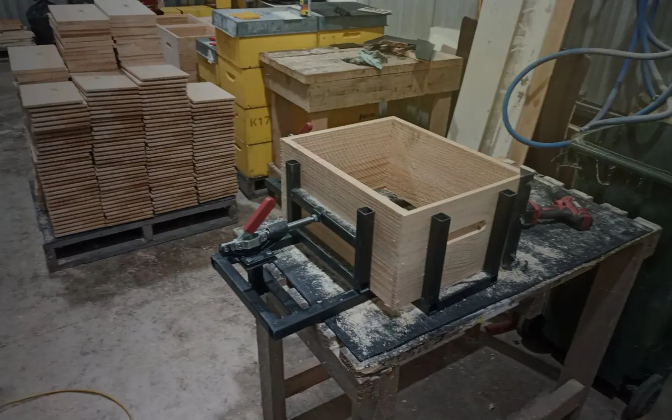 Box building workbench jig for beehive box guide